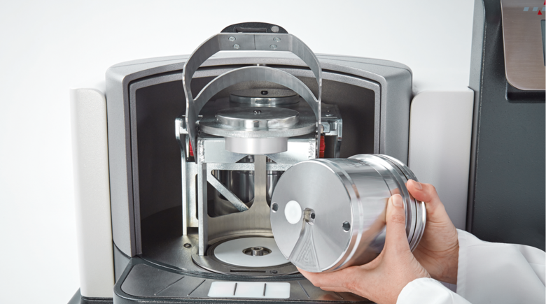 P5_insertion-of-grinding-bowl