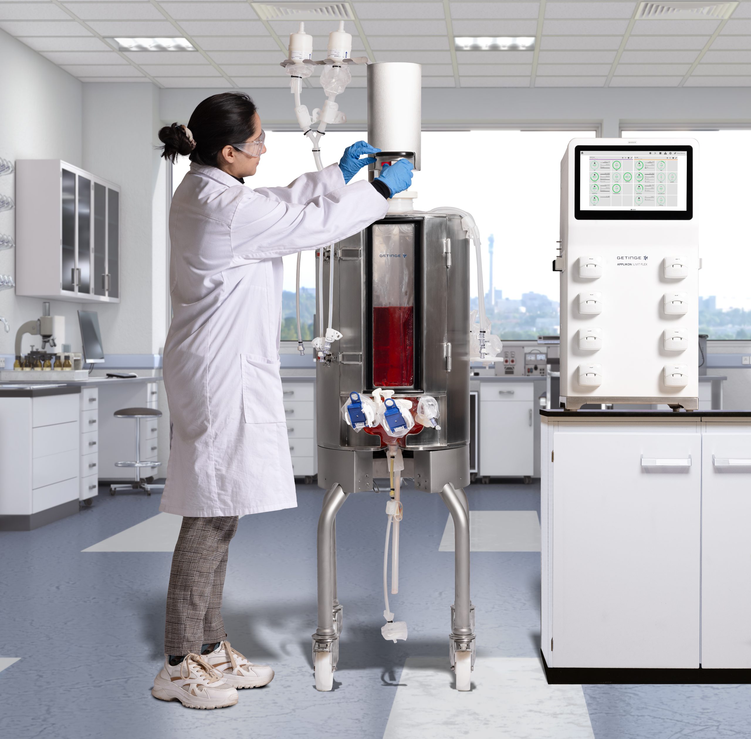 supr-50-liter-with-livit-flex- and-scientist-in-lab-1-image